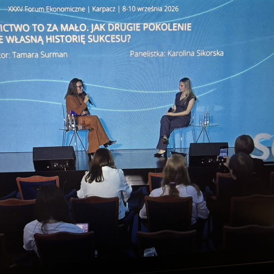 dwie młode kobiety rozmawiają na panelu
