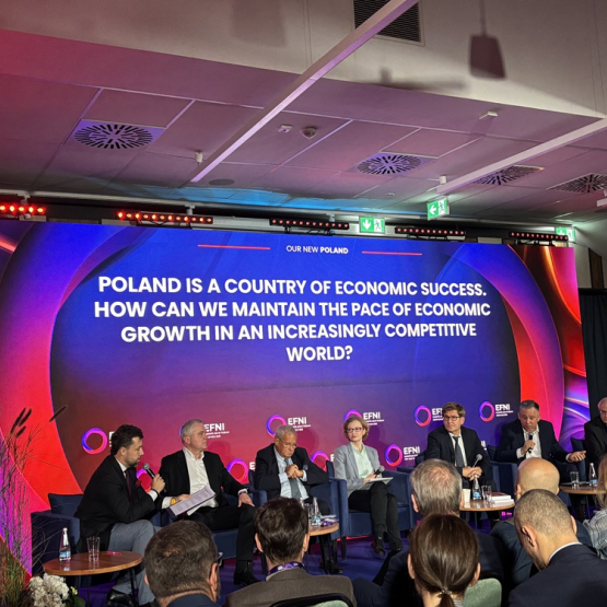 na zdjęciu kilka osób siedzących na panelu