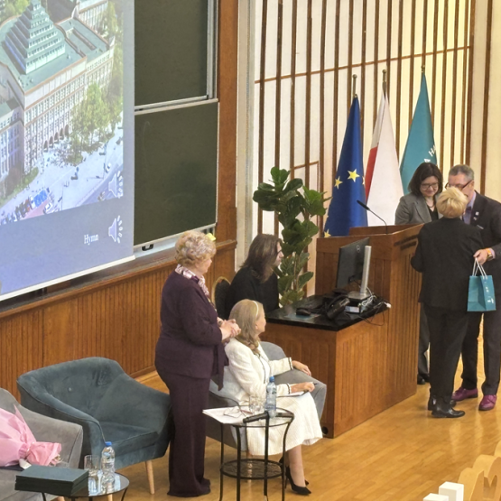 kilka osób na scenie podczas jubileuszu