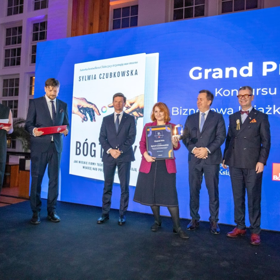 kilka osób stoi na scenie podczas gali