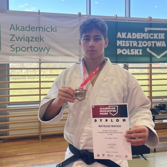 judoka pozuje do zdjęcia z medalem i dyplomem