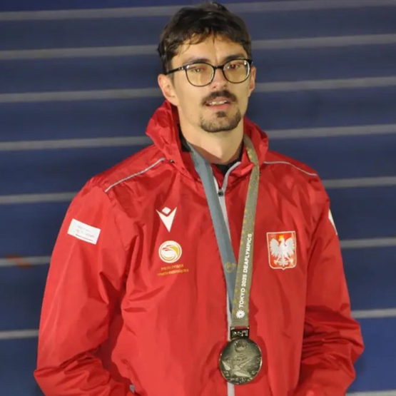 mężczyzna z medalem