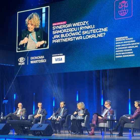 kilka osób rozmawia na konferencji