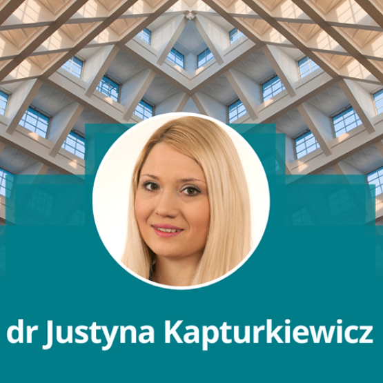 głowa kobiety na tle dachu auli spadochronowej z napisem dr Justyna Kapturkiewicz