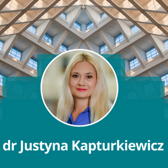 głowa kobiety na tle dachu auli spadochronowej z napisem dr Justyna Kapturkiewicz