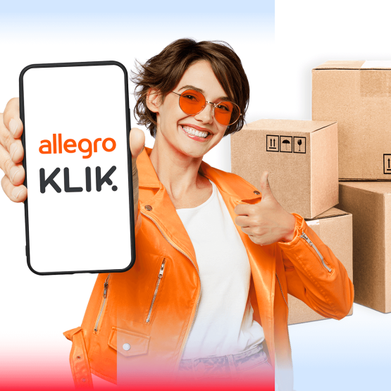 kobieta pokazująca telefon komórkowy, z tyłu paczki