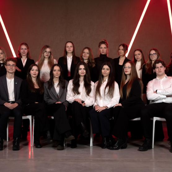 duża grupa młodych kobiet na zdjęciu