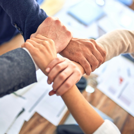 cztery osoby trzymają się za nadgarstki