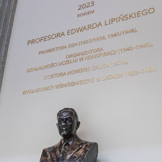 zdjęcie popiersia prof. Edwarda Lipińskiego na tle ściany z napisem informującym, że rok 2023 jest rokiem Edwarda Lipińskiego