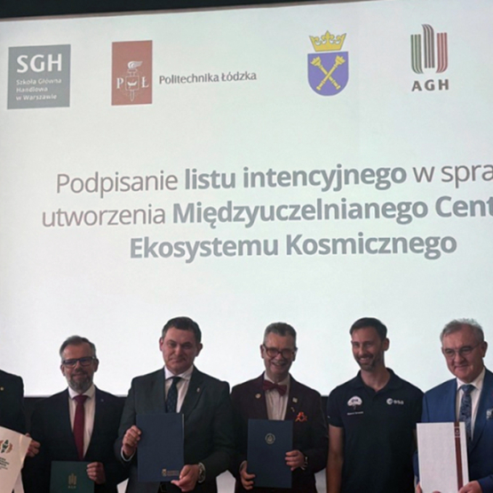 pięciu mężczyzn po podpisaniu dokumentu, w tle slajd z napisem