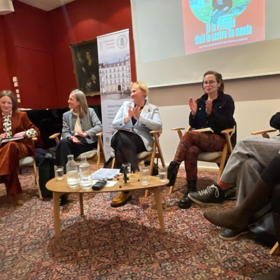 kilka kobiet dyskutuje na panelu