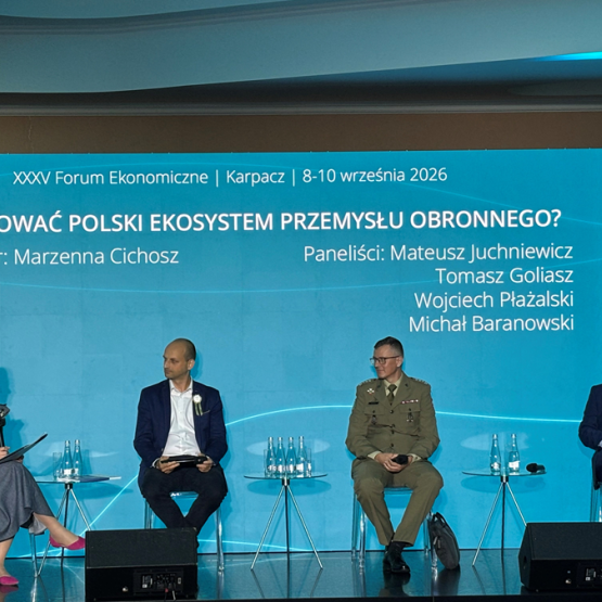 czworo rozmówców na panelu