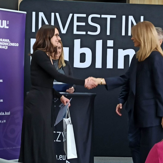 na zdjęciu laureatka przyjmuje gratulacje