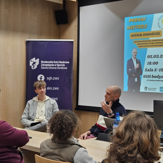 na zdjęciu kilka osób na spotkaniu z gościem