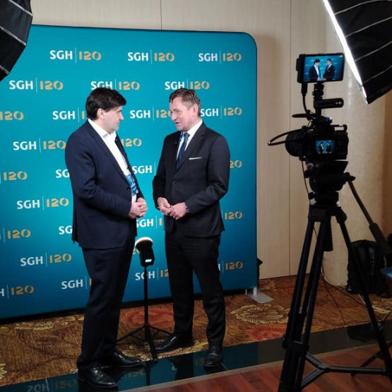 dwóch mężczyzn w studio nagrań