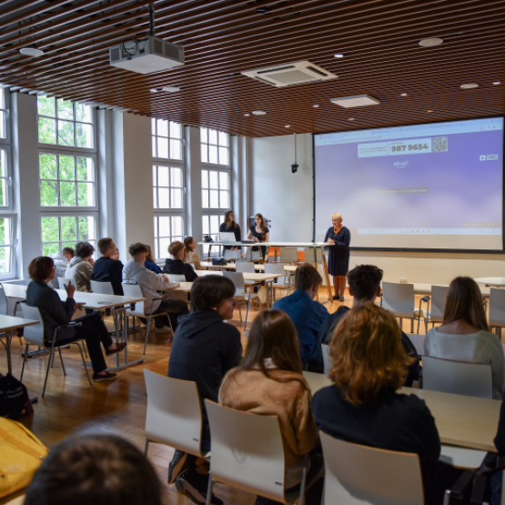 the group of students in the class room