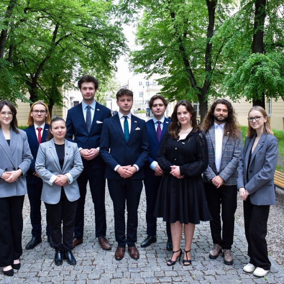 zdjęcie młodych ludzi w parku