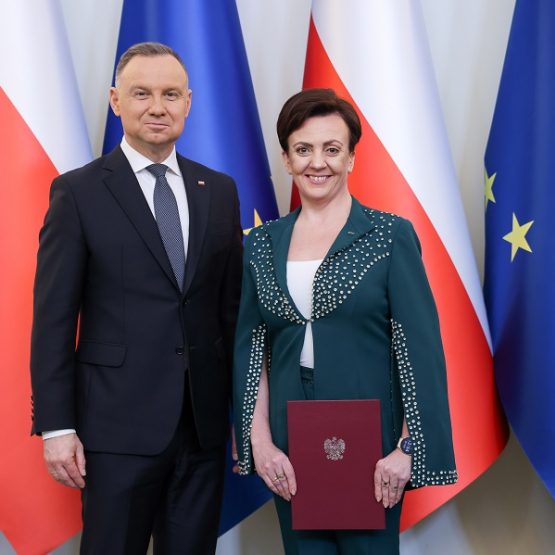kobieta i mężczyzna na tle flag Polski i UE