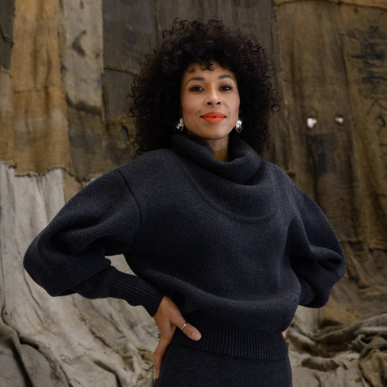 kobieta na tle brązowej ściany