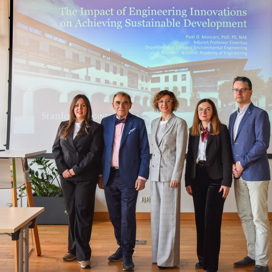 kilka osób uczestników seminarium pozuje do zdjęcia