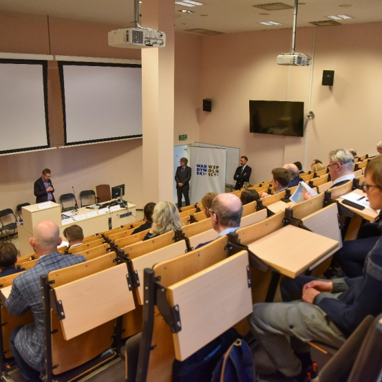 licznie zgromadzeni uczestnicy konferencji siedzą w uczelnianej auli