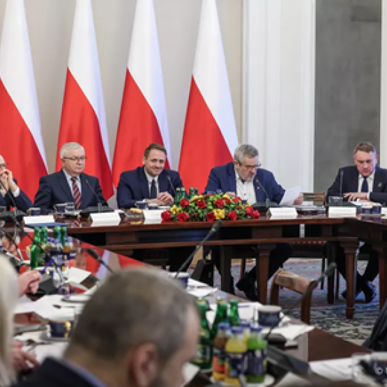 kilka osób dyskutuje na posiedzeniu