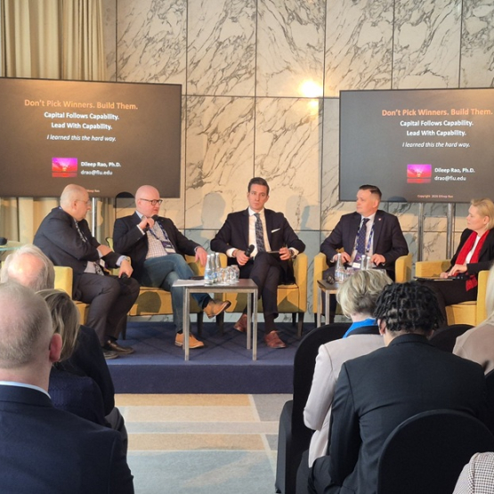 zdjęcie romawiających panelistów na konferencji