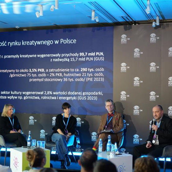 kilka osób dyskutuje podczas panelu na konferencji