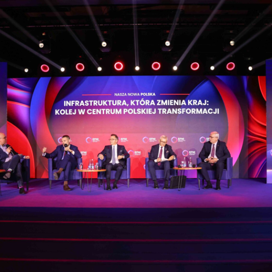 kilku mężczyzn rozmawia na panelu