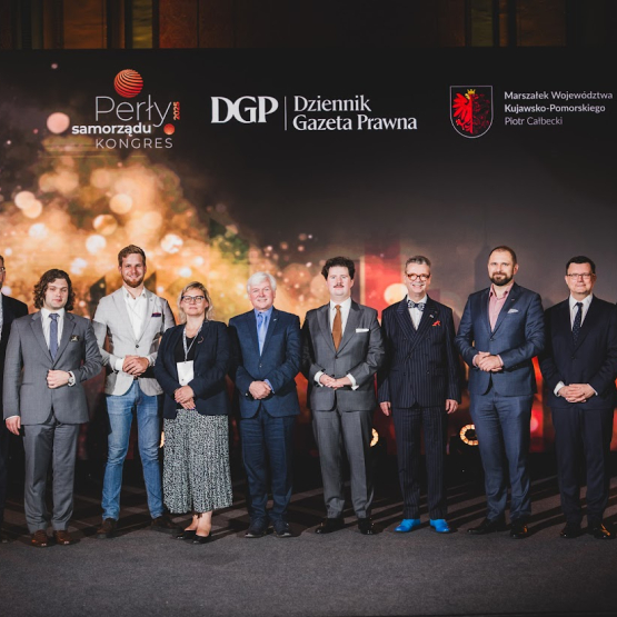 grupa osób-uczestników kongresu pozuje do zdjęcia