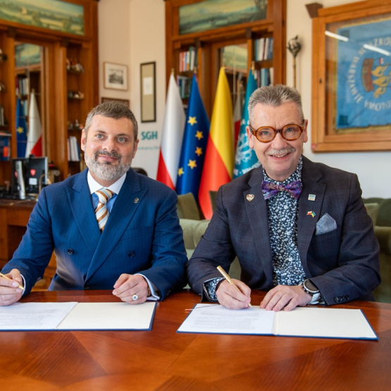 dwóch mężczyzn podpisuje umowę w gabinecie