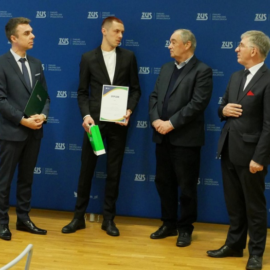 czterech mężczyzn stoi na tle ścianki ZUS