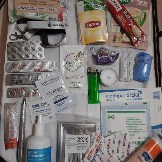 pakiet surwiwalowy dla Ukrainy, w tym leki, środki higieniczne i opatrunkowe, słodycze, zapalniczka