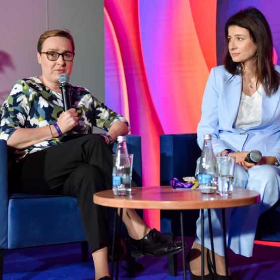 dwie kobiety rozmawiają na panelu