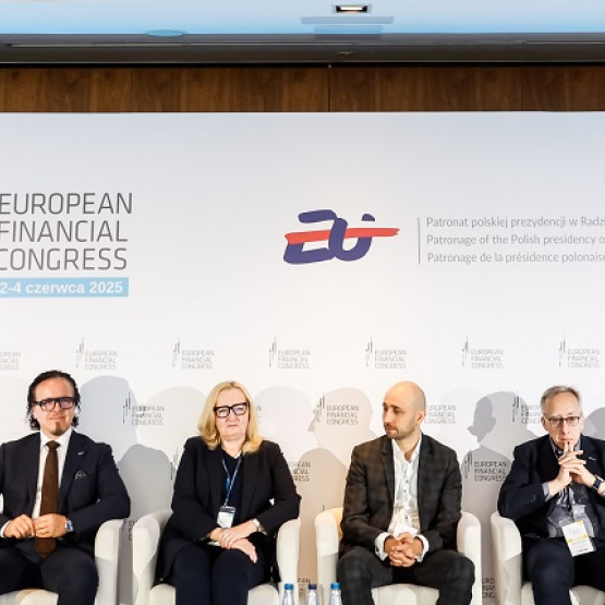 sześcioro panelistów rozmawia na konferencji
