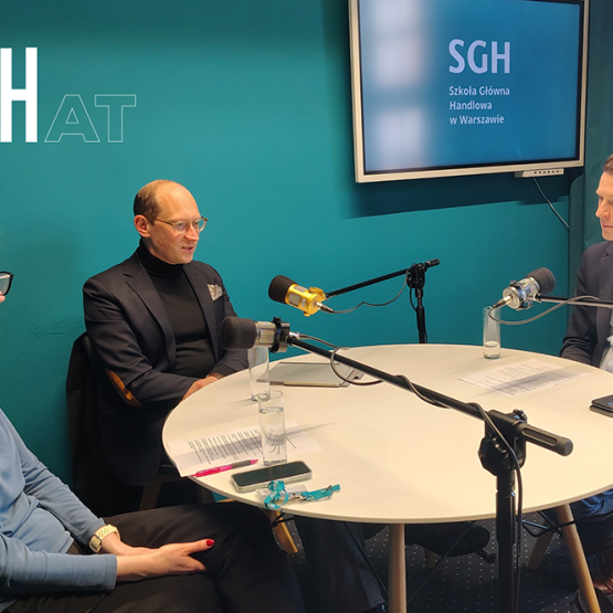 2 mężczyzn i 1 kobieta siedzący przy stole z mikrofonami