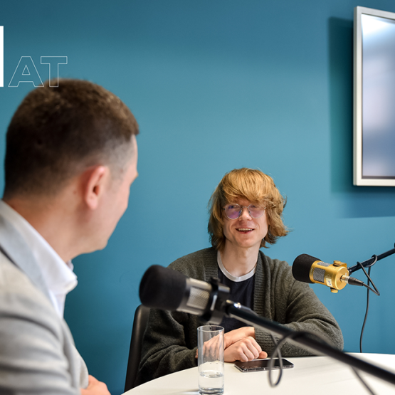 na zdjęciu dwóch panów przy mikrofonach