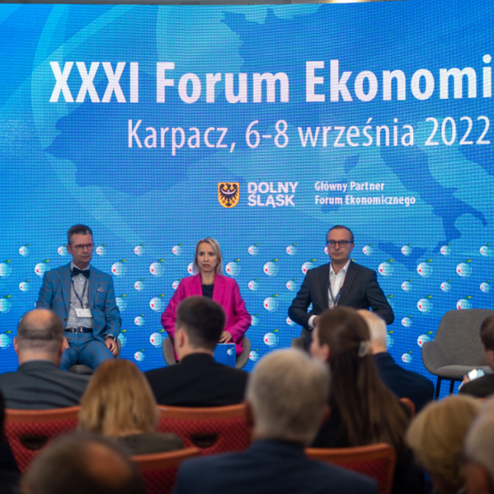 cztery osoby siedzą na scenie; w tle napis na ściance XXXI Forum ekonomiczne, Karpacz 6-8 wrzesnia 2022