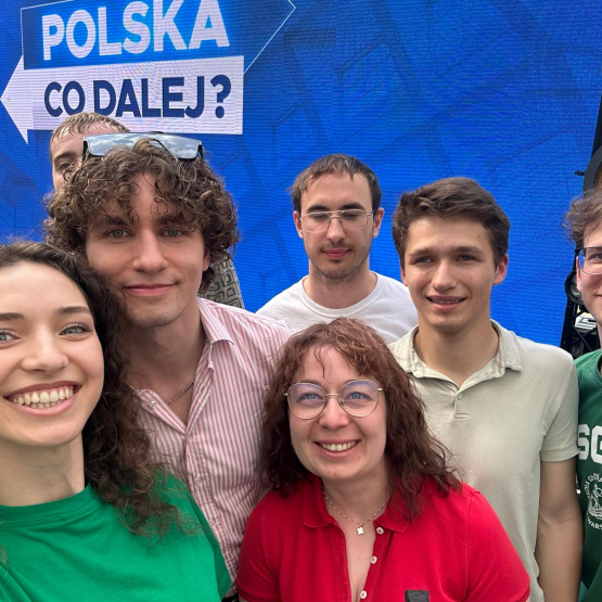 grupa młodych osób