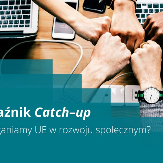 grafika przedstawiająca pięści kilku osób nad stołem, na którym jest laptop i podpis: Wskaźnik Catch-up