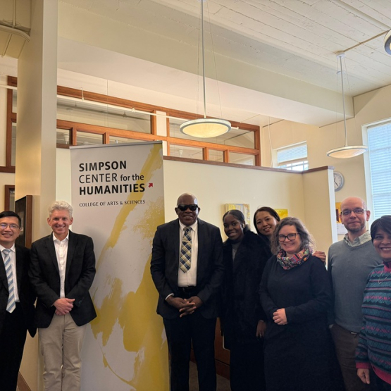 delegacja naukowców pozuje do zdjęcia