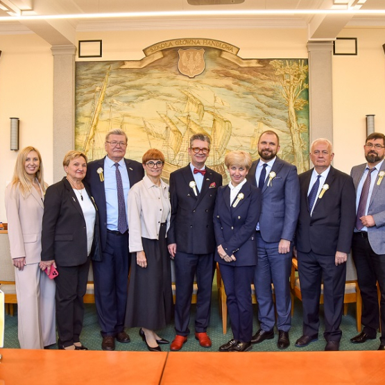 grupa osób w Sali Senatu SGH