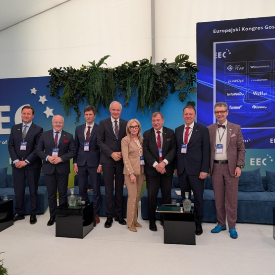 kilkoro rektorów pozuje do zdjęcia grupowego na scenie podczas konferencji