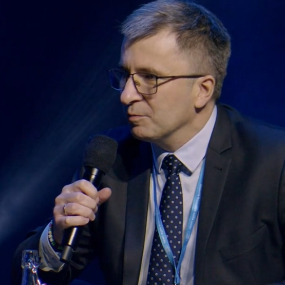 mężczyzna mówi do mikrofonu