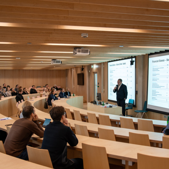 aula wypełniona publicznością i prelegent trzymający mikrofon. Fot. Paweł Gołębiowski, SGH