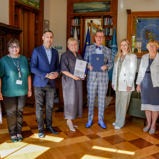 na zdjęciu osoby uczestniczące w podpisaniu porozumienia