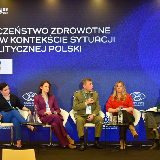 pięć osób dyskutuje na panelu