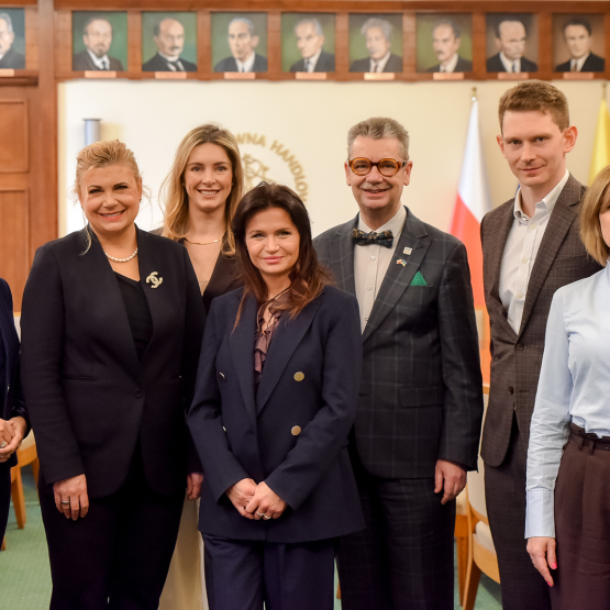 zdjęcie grupowe w sali konferencyjnej