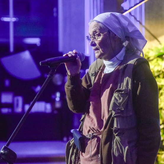 siostra zakonna mówi do mikrofonu