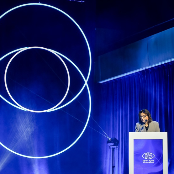 kobieta przemawia na scenie zza mównicy